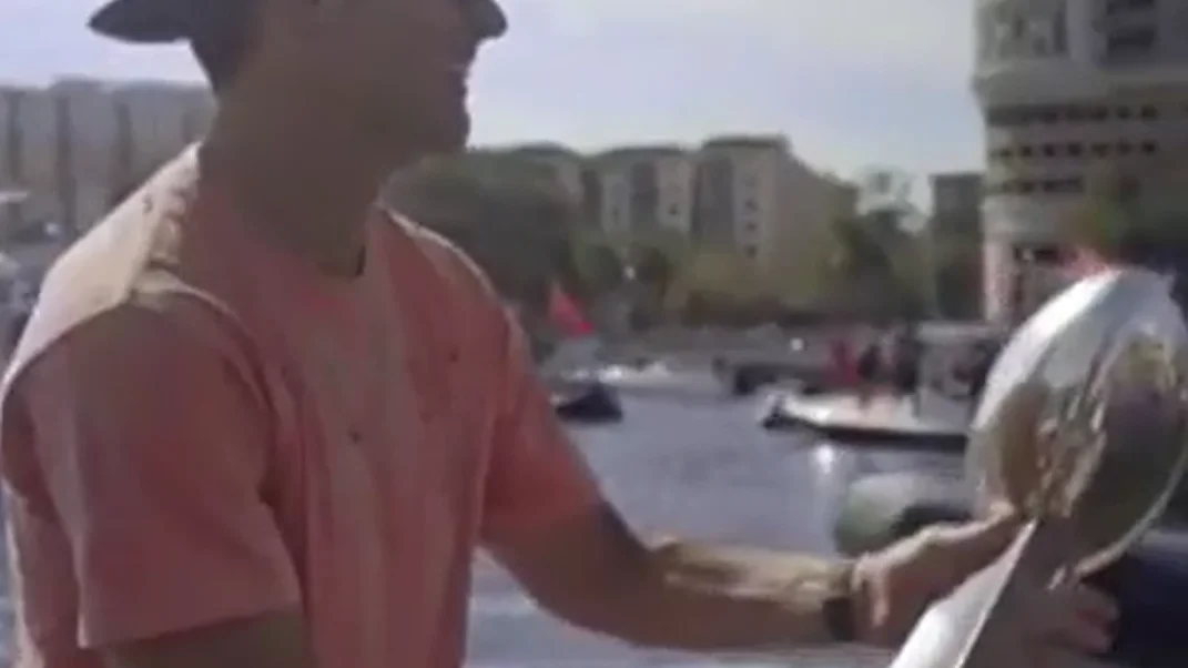 Tom Brady celebra la Super Bowl lanzando el trofeo de un barco a otro y termina hasta arriba de tequila Tom Brady celebra la Super Bowl lanzando el trofeo de un barco a otro y termina hasta arriba de tequila