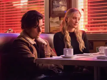 Jughead y Betty en el 5x04 de 'Riverdale' Jughead y Betty en el 5x04 de 'Riverdale'