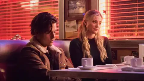 Jughead y Betty en el 5x04 de 'Riverdale' Cole Sprouse y Lili Reinhart