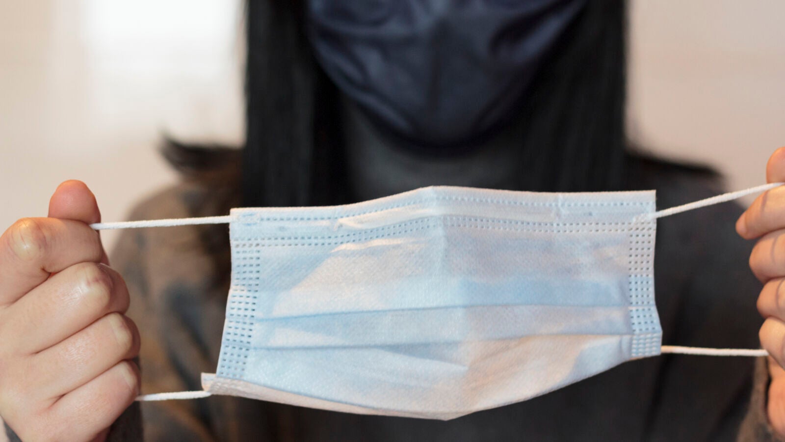 Usar doble mascarilla no reduce los contagios de coronavirus, según un estudio de Japón 