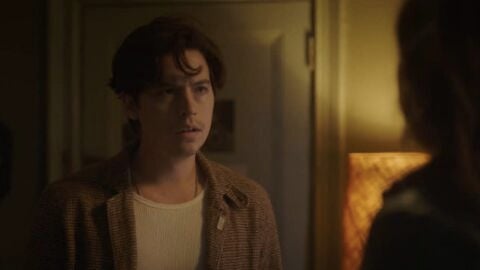 Jughead (Cole Sprouse), sorprendido en el 5x04 de 'Riverdale'