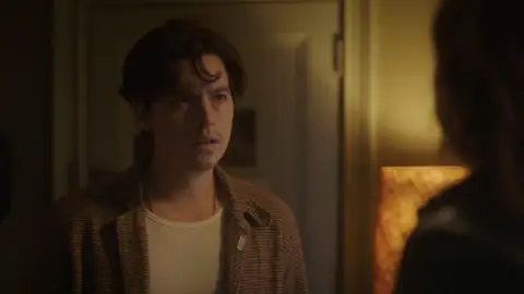 Jughead (Cole Sprouse), sorprendido en el 5x04 de 'Riverdale' Jughead (Cole Sprouse), sorprendido en el 5x04 de 'Riverdale'