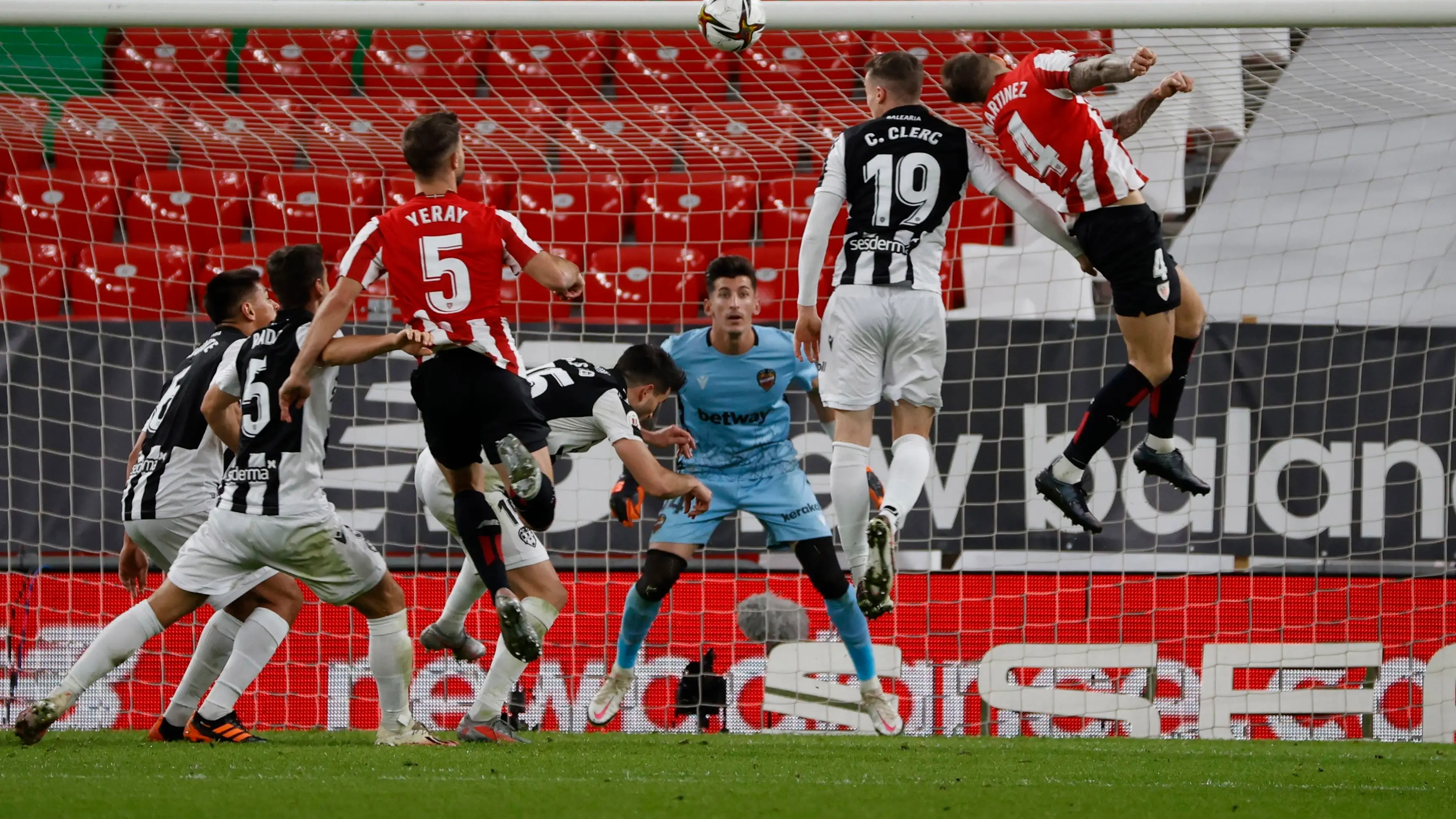 Íñigo Martínez remata de cabeza durante un partido de Copa del Rey Remate de Íñigo Martínez durante un partido de Copa del Rey