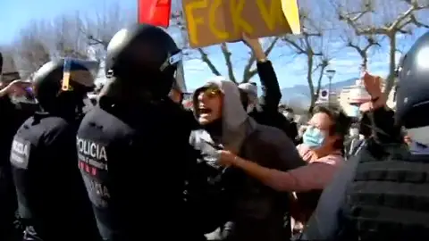 Santiago Abascal se interrumpe un mitin en Tarragona y se enfrenta a unos independentistas que intentaban boicotearle Santiago Abascal se interrumpe un mitin en Tarragona y se enfrenta a unos independentistas que intentaban boicotearle