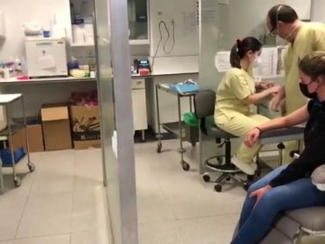 Galicia inicia la vacunación del personal de ayuda en el hogar con AstraZeneca