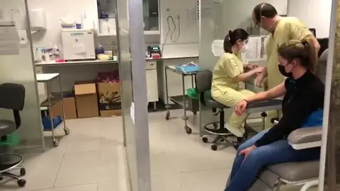 Galicia inicia la vacunación del personal de ayuda en el hogar con AstraZeneca Galicia inicia la vacunación del personal de ayuda en el hogar con AstraZeneca