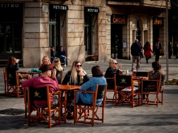Aspecto de una terraza de un bar en el centro de Barcelona. 