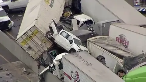 Al menos 5 muertos y varias personas atrapadas en un accidente múltiple en Texas Al menos 5 muertos y varias personas atrapadas en un accidente múltiple en Texas