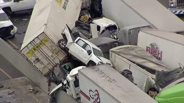 Al menos 5 muertos y varias personas atrapadas en un accidente m&uacute;ltiple en Texas
