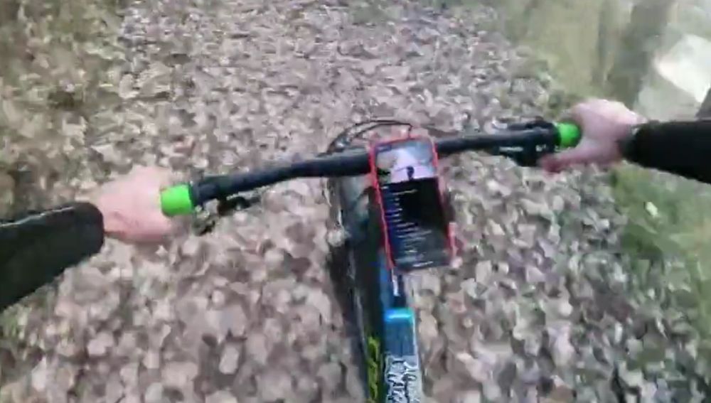 El vídeo del accidente de un ciclista por una peligrosa trampa con un cable de acero en Granada
