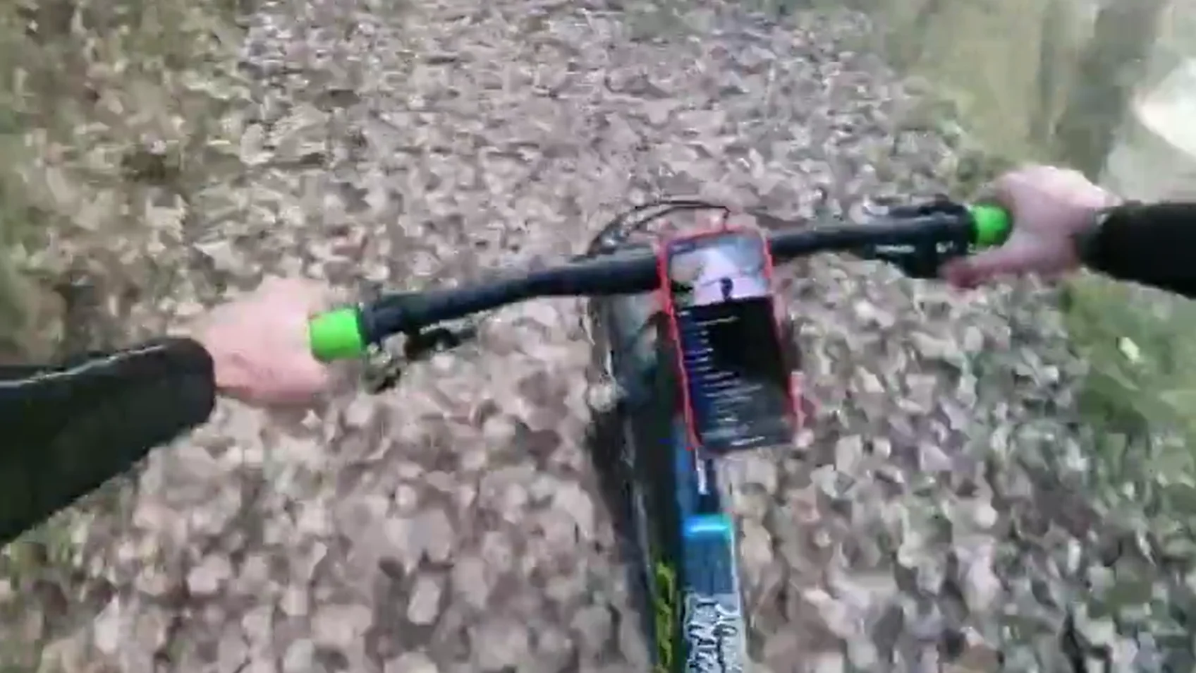 El vídeo del accidente de un ciclista por una peligrosa trampa con un cable de acero en Granada El vídeo del accidente de un ciclista por una peligrosa trampa con un cable de acero en Granada