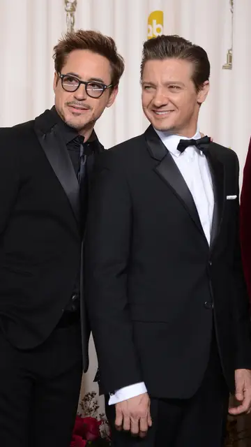 Jeremy Renner con Robert Downey Jr. Iron Man y Ojo de Halcón en Marvel