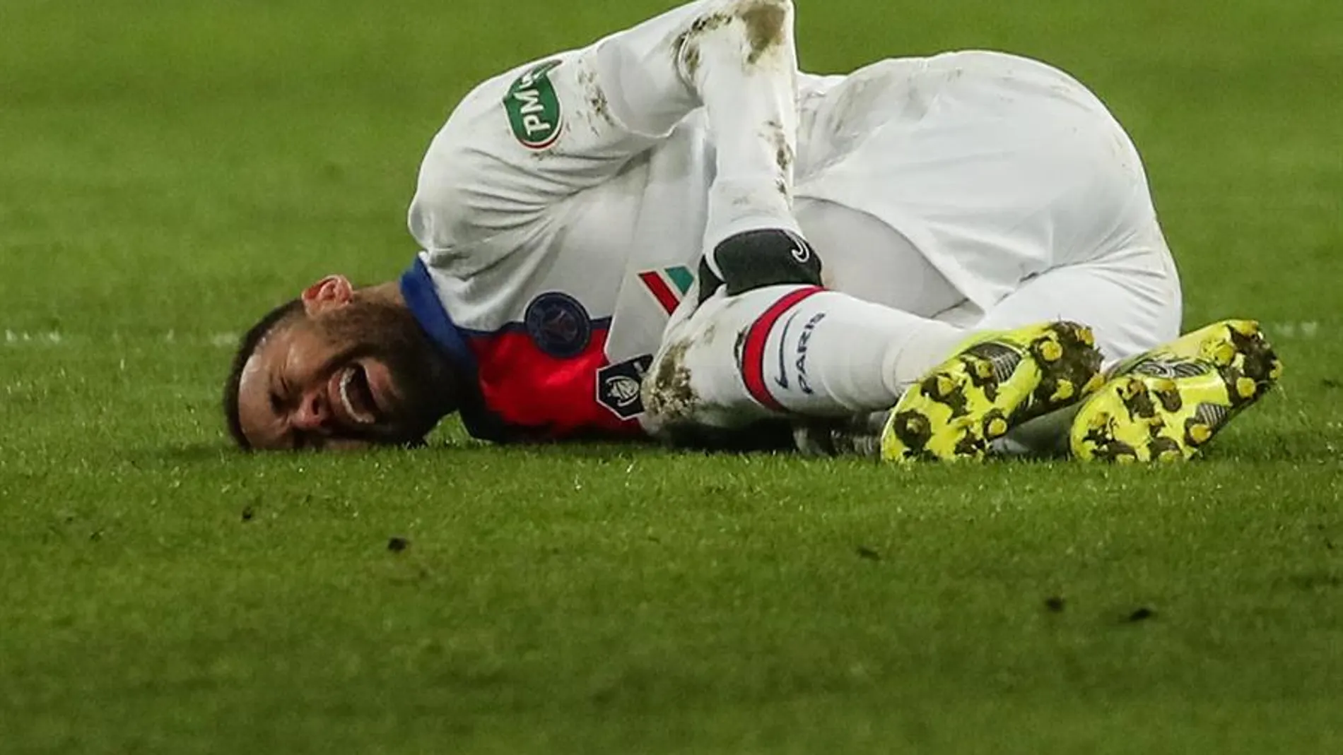Neymar se lesiona a una semana del partido de Champions League entre PSG y Barcelona Neymar se lesiona a una semana del partido de Champions League entre PSG y Barcelona