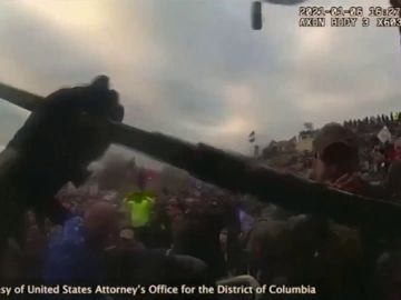 Los demócratas muestran imágenes inéditas del asalto al Capitolio y culpan a Trump de ser el "incitador en jefe" de la turba
