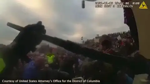 Los demócratas muestran imágenes inéditas del asalto al Capitolio y culpan a Trump de ser el "incitador en jefe" de la turba Los demócratas muestran imágenes inéditas del asalto al Capitolio y culpan a Trump de ser el "incitador en jefe" de la turba