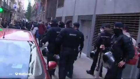 Los CDR intentan evitar una manifestación de guardias civiles y policías nacionales en Barcelona Los CDR intentan evitar una manifestación de guardias civiles y policías nacionales en Barcelona