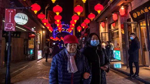 Empieza el año nuevo chino del Buey China anuncia 12 nuevos contagios "importados" en primer día del Año del Buey