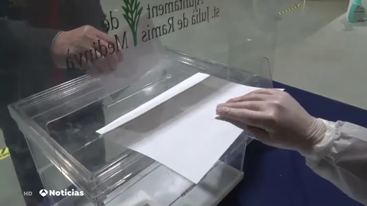 Se entregan casi 34.000 alegaciones de miembros de mesas de las elecciones de Cataluña que piden no acudir Se entregan casi 34.000 alegaciones de miembros de mesas de las elecciones de Cataluña que piden no acudir