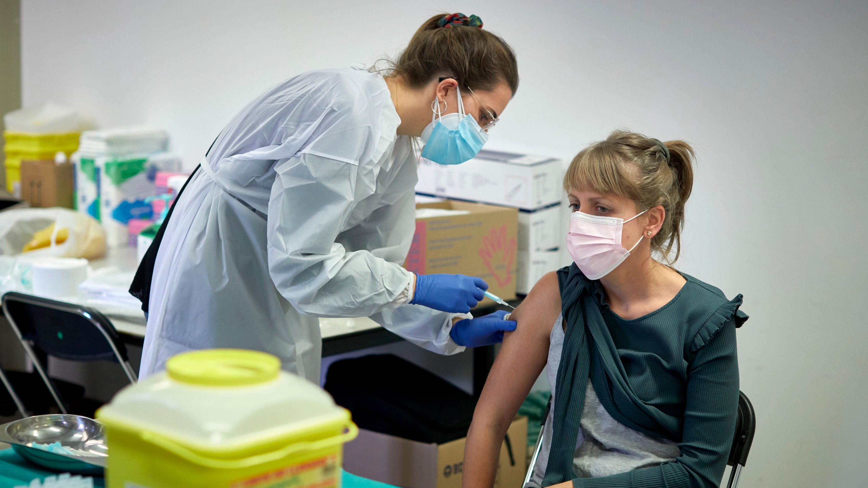 Una mujer recibe la vacuna contra el coronavirus