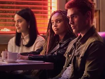 Camila Mendes, Vanessa Morgan y KJ Apa en 'Riverdale' Camila Mendes, Vanessa Morgan y KJ Apa en 'Riverdale'