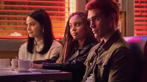 Camila Mendes, Vanessa Morgan y KJ Apa en 'Riverdale' Veronica, Toni y Archie tras el salto temporal