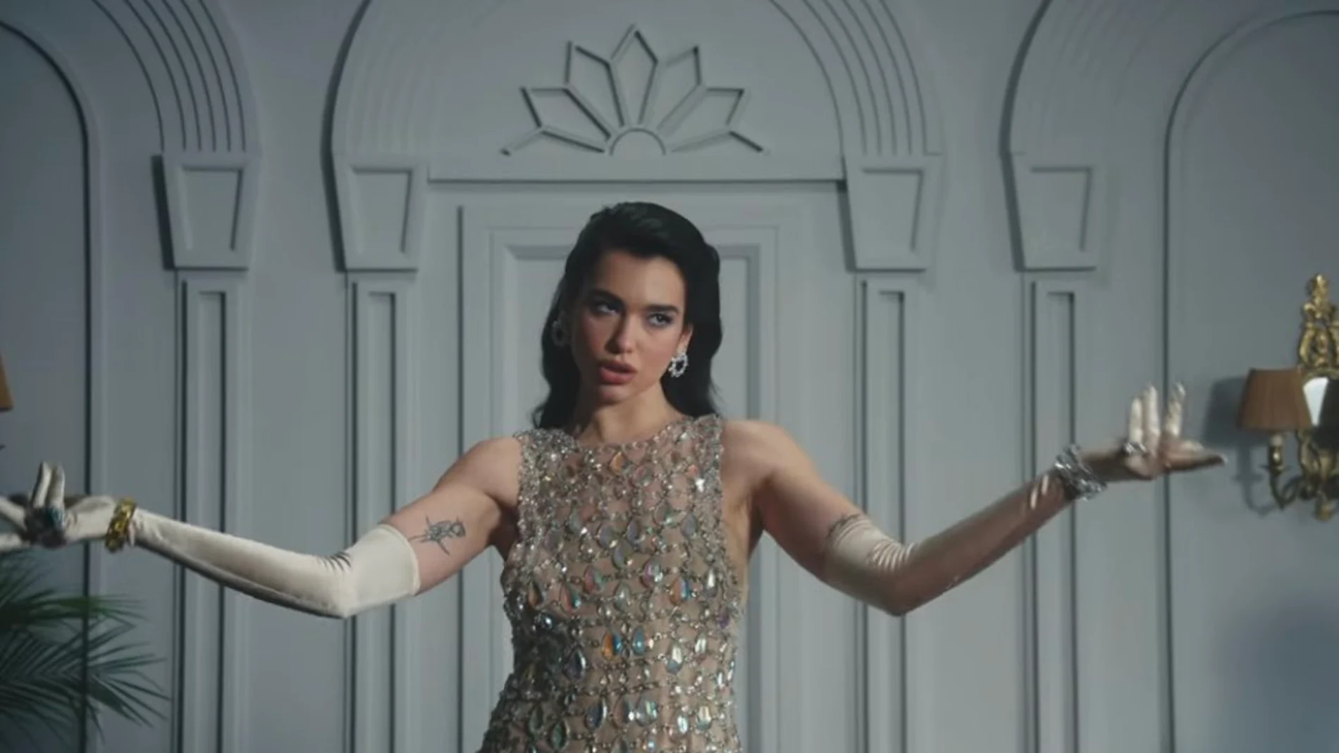 Dua Lipa en el videoclip de 'We're Good' Dua Lipa en el videoclip de 'We're Good'