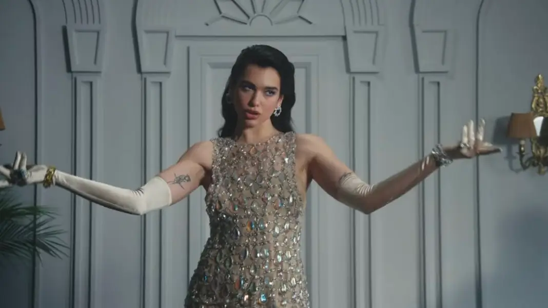 Dua Lipa en el videoclip de 'We're Good' Dua Lipa en el videoclip de 'We're Good'