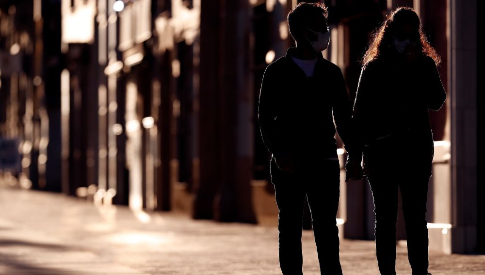 Una pareja pasea en Málaga