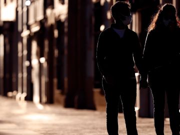 Una pareja pasea en Málaga