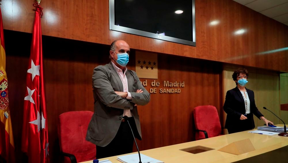 El viceconsejero de Salud Pública y Plan COVID-19, Antonio Zapatero y la directora general de Salud Pública, Elena Andradas.