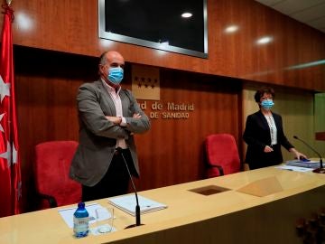 El viceconsejero de Salud Pública y Plan COVID-19, Antonio Zapatero y la directora general de Salud Pública, Elena Andradas.