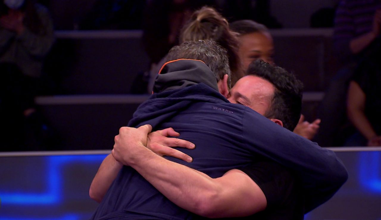 El emocionante abrazo de Pablo Puyol y Jorge Sanz tras la Apnea