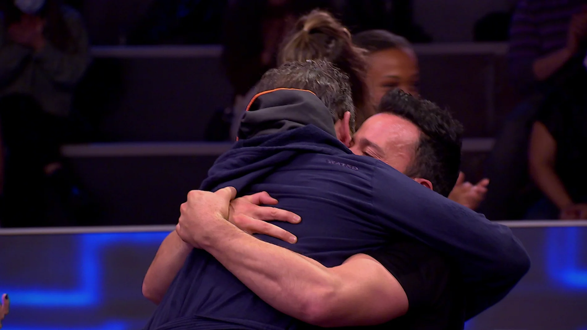 El emocionante abrazo de Pablo Puyol y Jorge Sanz tras la Apnea
