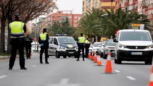Agentes de la Policía Local de Valencia realizan un control en la salida hacia Madrid. Agentes de la Policía Local de Valencia realizan un control en la salida hacia Madrid.