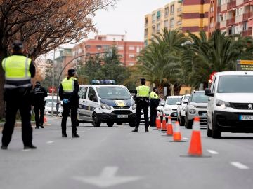 Agentes de la Policía Local de Valencia realizan un control en la salida hacia Madrid.