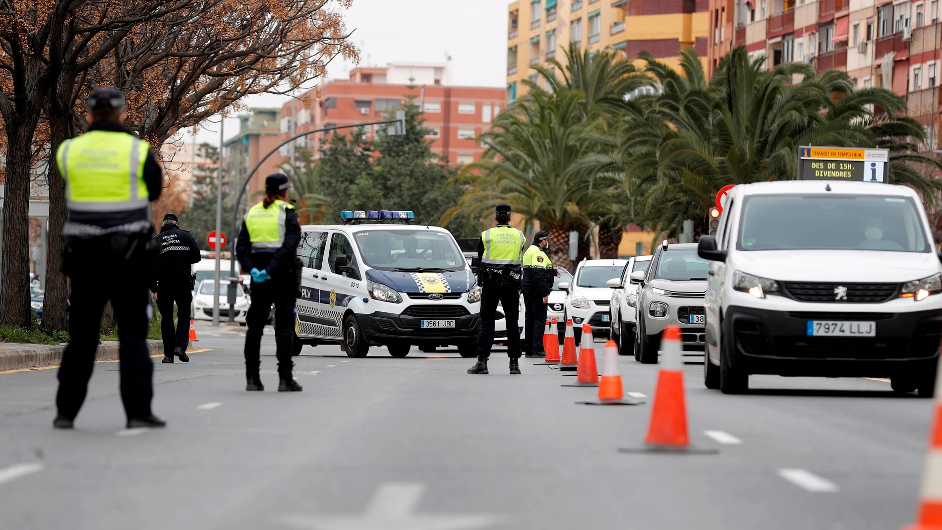Agentes de la Policía Local de Valencia realizan un control en la salida hacia Madrid. Agentes de la Policía Local de Valencia realizan un control en la salida hacia Madrid.