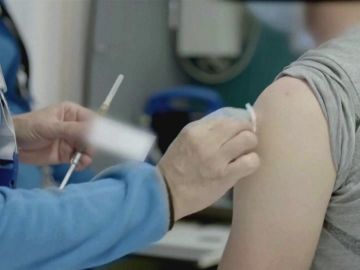 Un sanitario se prepara para administrar una vacunas