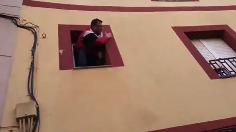 Un hombre amenaza con tirarse por la ventana en Barcelona Un hombre amenaza con tirarse por la ventana en Barcelona