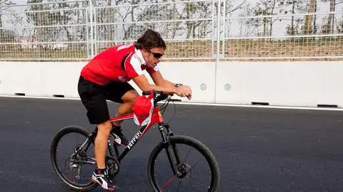 Fernando Alonso, operado con éxito de la mandíbula y su regreso a la Fórmula 1 no correría peligro Fernando Alonso, operado con éxito de la mandíbula y su regreso a la Fórmula 1 no correría peligro