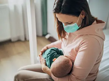 Una madre da el pecho a su bebé. Una madre da el pecho a su bebé.