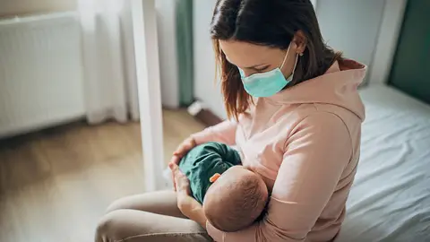Una madre da el pecho a su bebé. Coronavirus