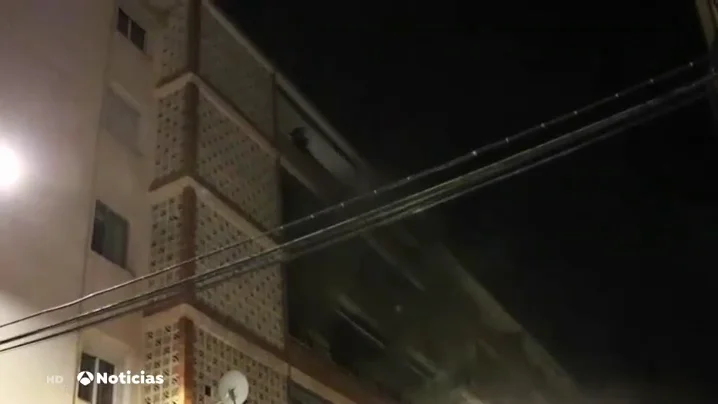 Un grave incendio en un edificio de Alicante provoca 10 heridos por inhalación de humo Un grave incendio en un edificio de Alicante provoca 10 heridos por inhalación de humo