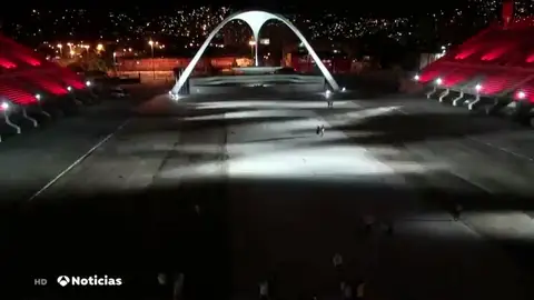 El famoso Sambódromo de Río de Janeiro se ilumina vacío en Carnaval en homenaje a las víctimas de coronavirus El famoso Sambódromo de Río de Janeiro se ilumina vacío en Carnaval en homenaje a las víctimas de coronavirus
