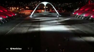 El famoso Sambódromo de Río de Janeiro se ilumina vacío en Carnaval en homenaje a las víctimas de coronavirus