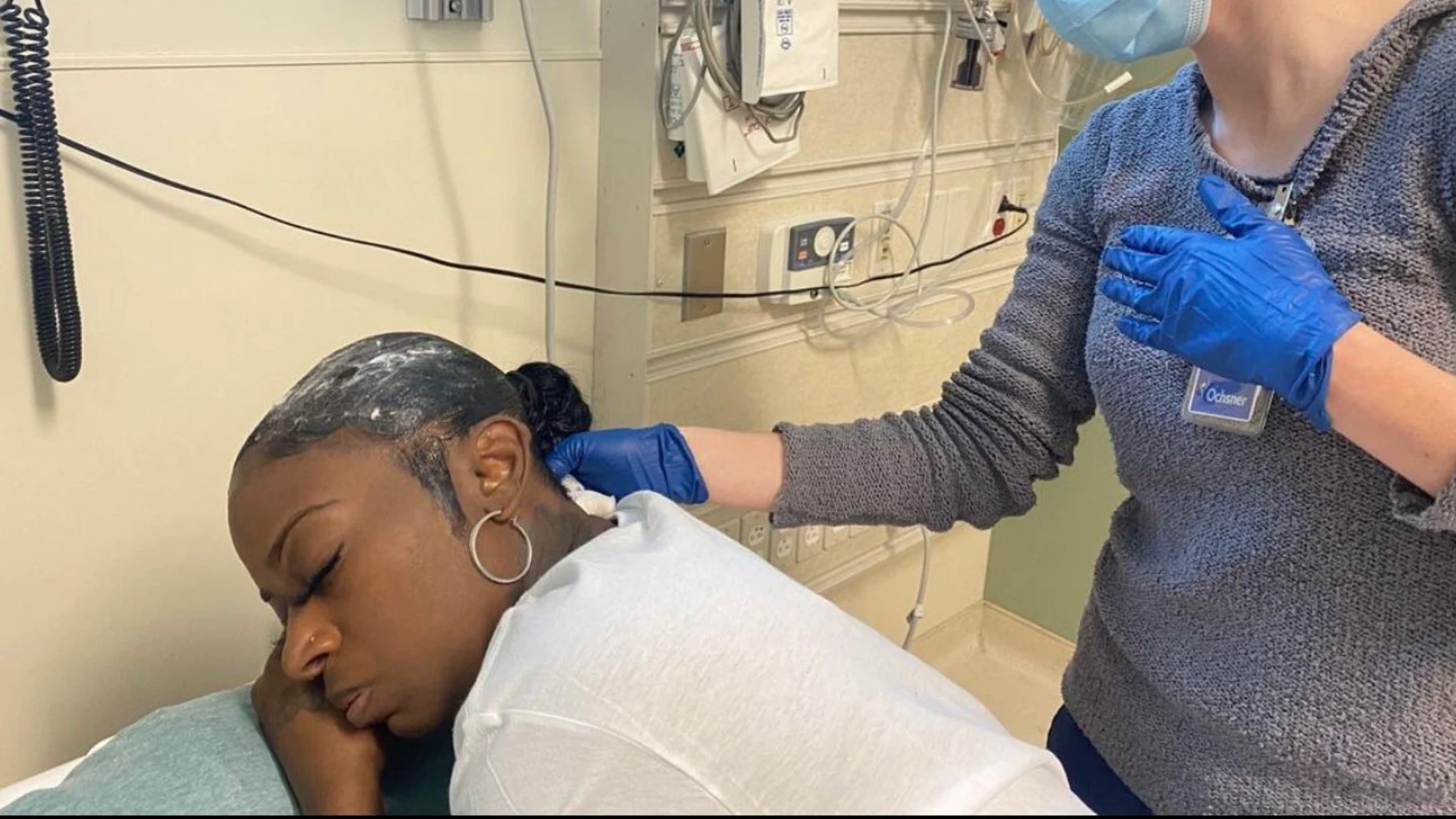 Tessica Brown se echa pegamento industrial en el pelo Tessica Brown se echa pegamento industrial en el pelo