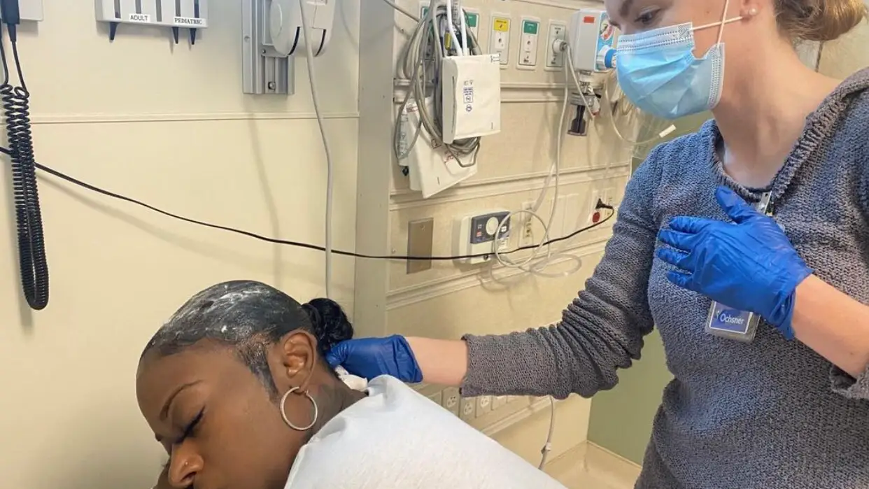 Tessica Brown se echa pegamento industrial en el pelo Tessica Brown se echa pegamento industrial en el pelo