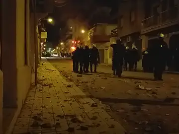 Prisión preventiva para los dos policías que supuestamente propinaron una brutal paliza a un hombre y su hija menor de edad Prisión preventiva para los dos policías que supuestamente propinaron una brutal paliza a un hombre y su hija menor de edad
