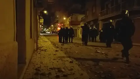 Prisión preventiva para los dos policías que supuestamente propinaron una brutal paliza a un hombre y su hija menor de edad Prisión preventiva para los dos policías que supuestamente propinaron una brutal paliza a un hombre y su hija menor de edad