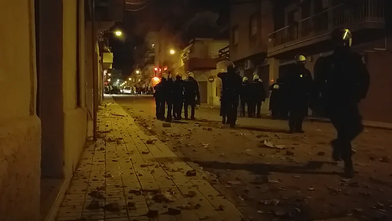 Prisi&oacute;n preventiva para los dos polic&iacute;as que supuestamente propinaron una brutal paliza a un hombre y su hija menor de edad