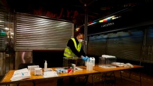Un operario prepara una mesa electoral de cara a las elecciones en Catalu&ntilde;a del 14 de febrero